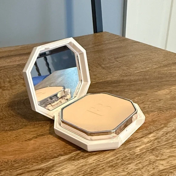 Fenty Beauty Pro Filt'r Soft Matte Foundation Shade 120 (fair neutral) - Picture 3 of 4